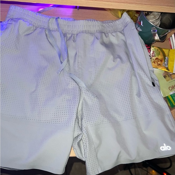 Alo yoga gray  shorts with pockets - Picture 4 of 4